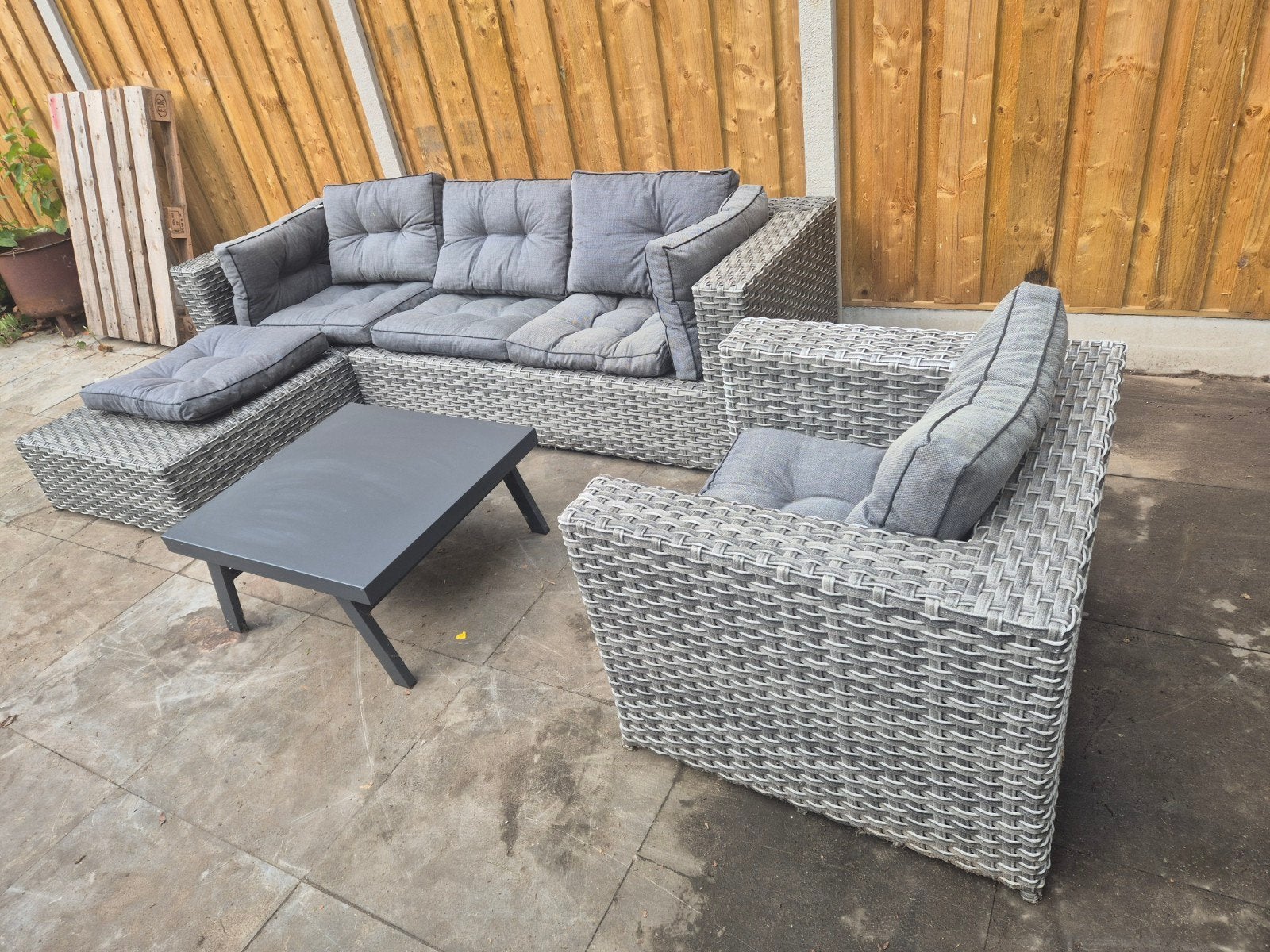 Grijze Wicker Loungeset met Salontafel en Stoel, Ophalen, 5 zitplaatsen, Gebruikt, Bank