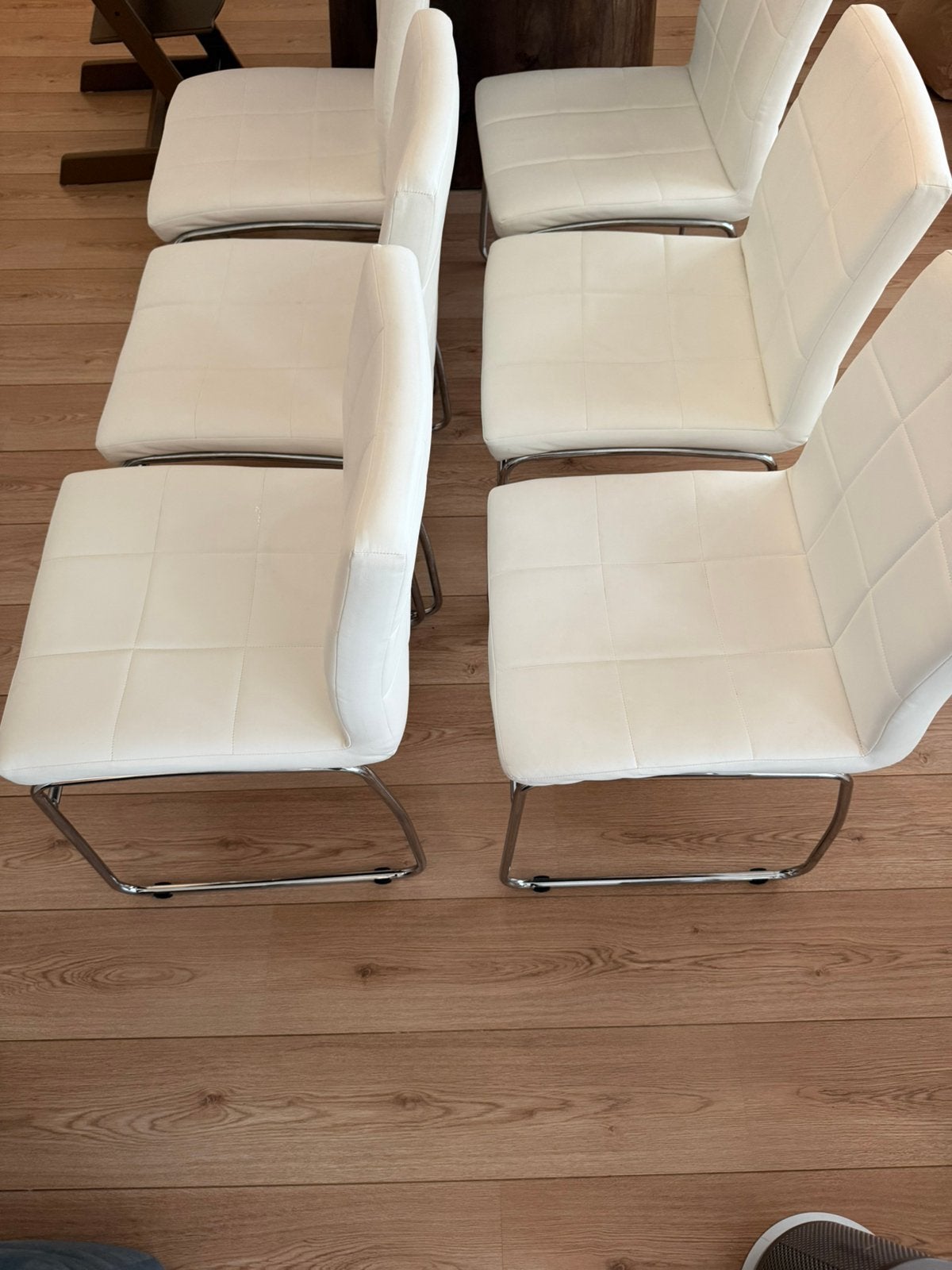 Foto 3 van 6 witte eetkamerstoelen – licht gebruikt