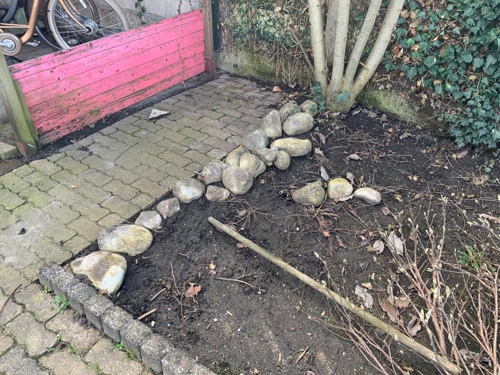 Grote keien(stenen) en een houten kozijn plus raam., Dieren en Toebehoren, Pluimvee, Meerdere dieren, Kip
