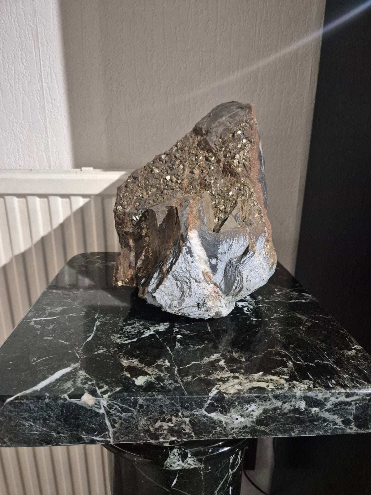 Pyriet op moedergesteende met Calciet of Kwarts Aders, Ophalen