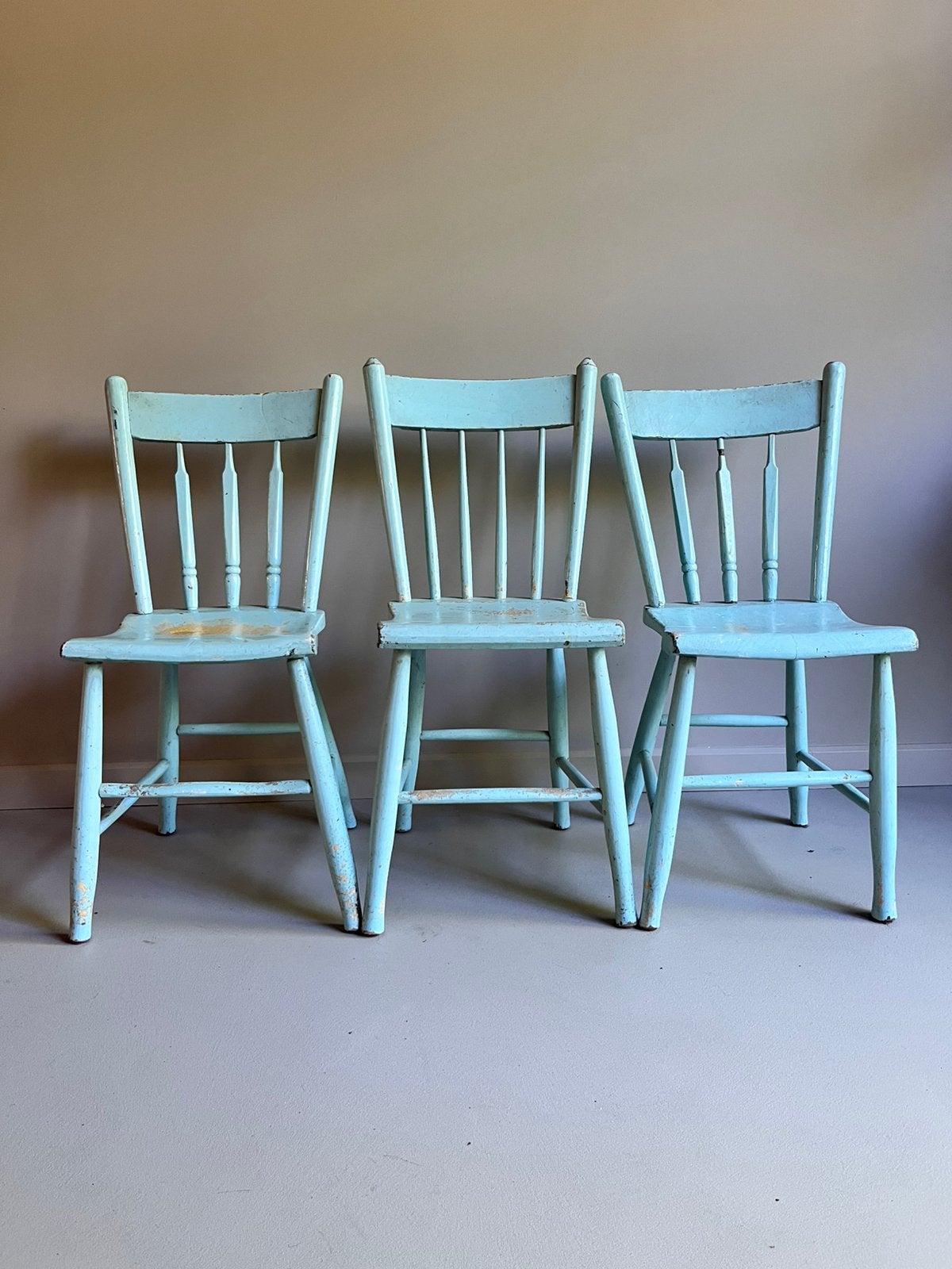 3 antieke spijlenstoelen ca. 1900 Uniek patina & volkskunst, Ophalen