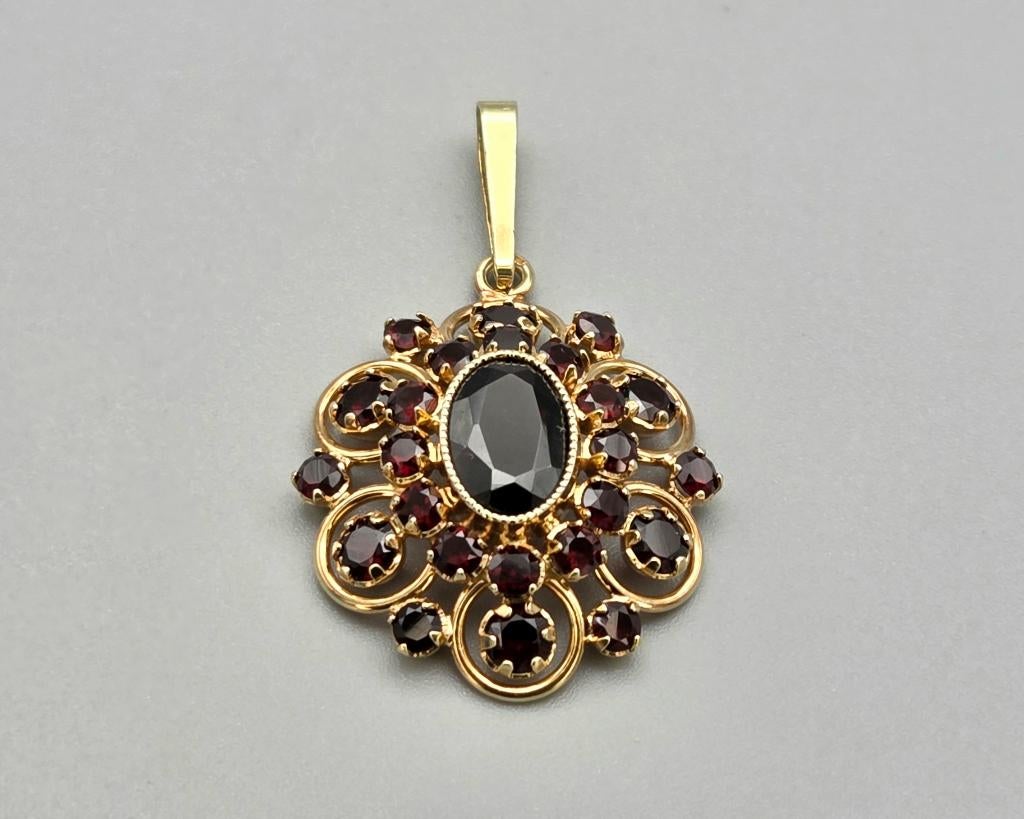 Antieke gouden hanger met granaat. 2025/758., ., Ophalen of Verzenden, Zo goed als nieuw, .