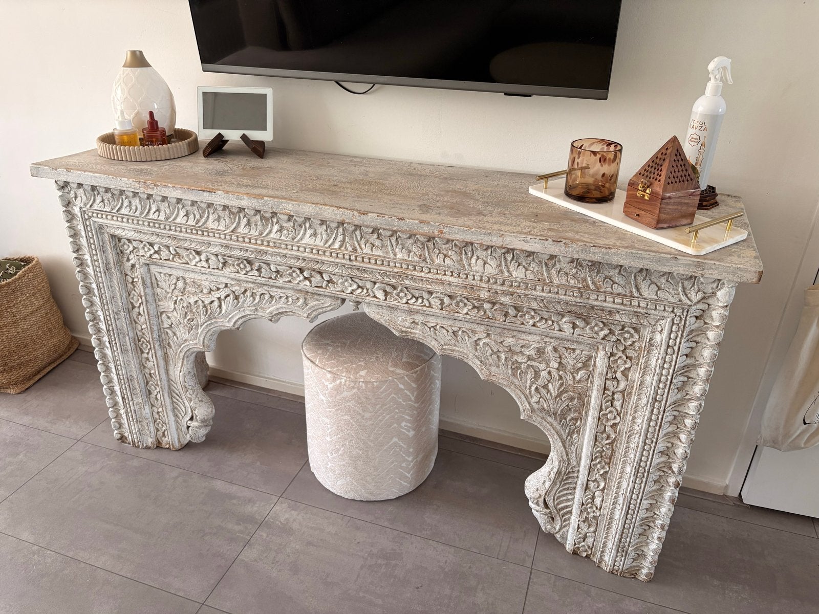Oosterse sidetable met decoratief houtsnijwerk, Huis en Inrichting, Tafels | Sidetables, Ophalen, Gebruikt, 100 tot 150 cm, Overige houtsoorten