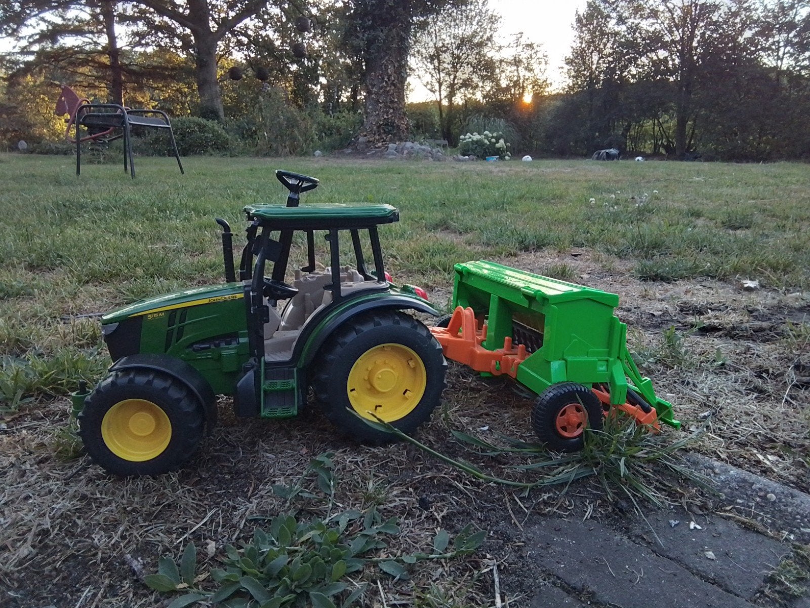 John Deere tractor met zaaimachine speelgoed, Ophalen of Verzenden, Gebruikt