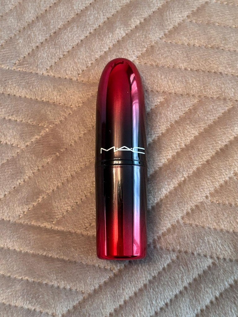 Nieuw! 2 x MAC Lipsticks Ruby Woo & Effortless, Nieuw, Ophalen of Verzenden, Make-up, Overige kleuren