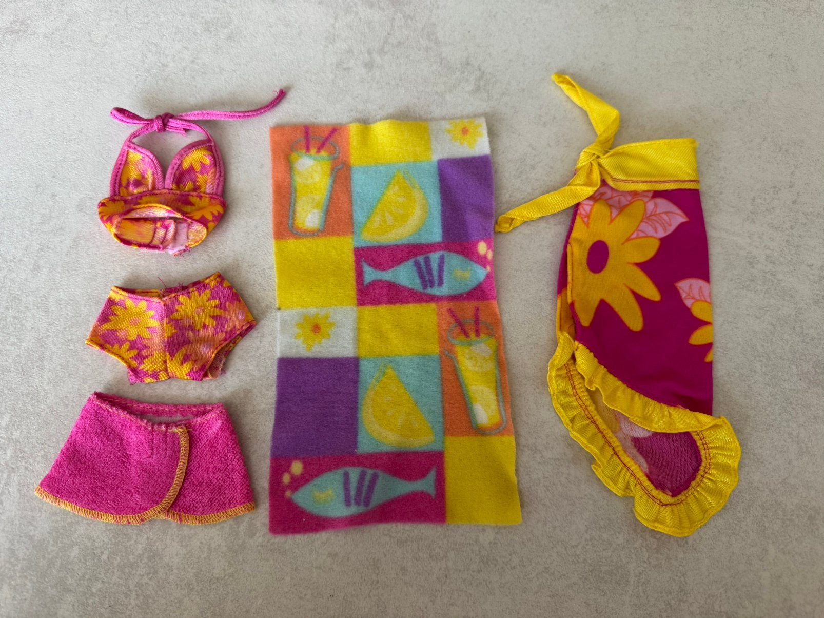 Barbie bikini strakd accessoires, Verzamelen, Poppen, Ophalen of Verzenden, Gebruikt, Kleertjes