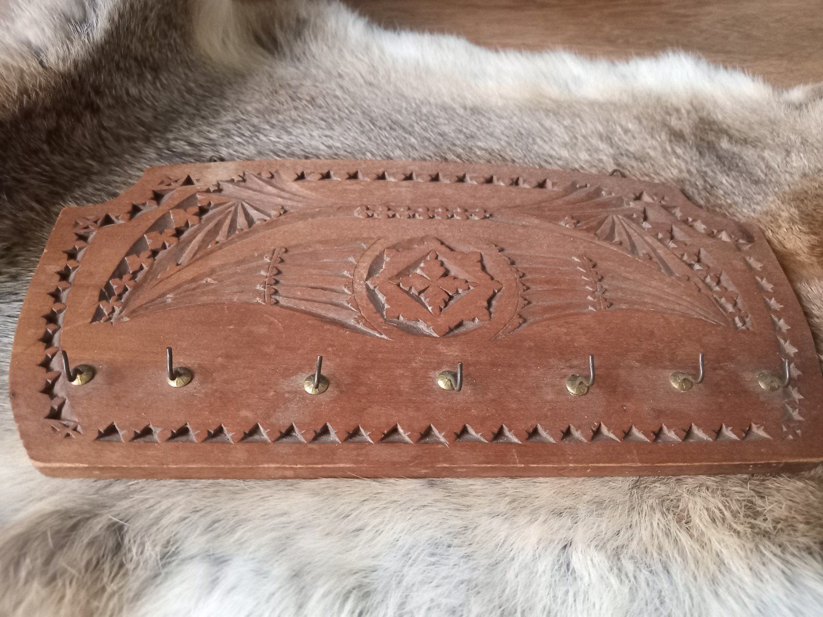 Vintage houten sleutelrekje met houtsnijwerk, Ophalen of Verzenden, Gebruikt, Hout, Vintage