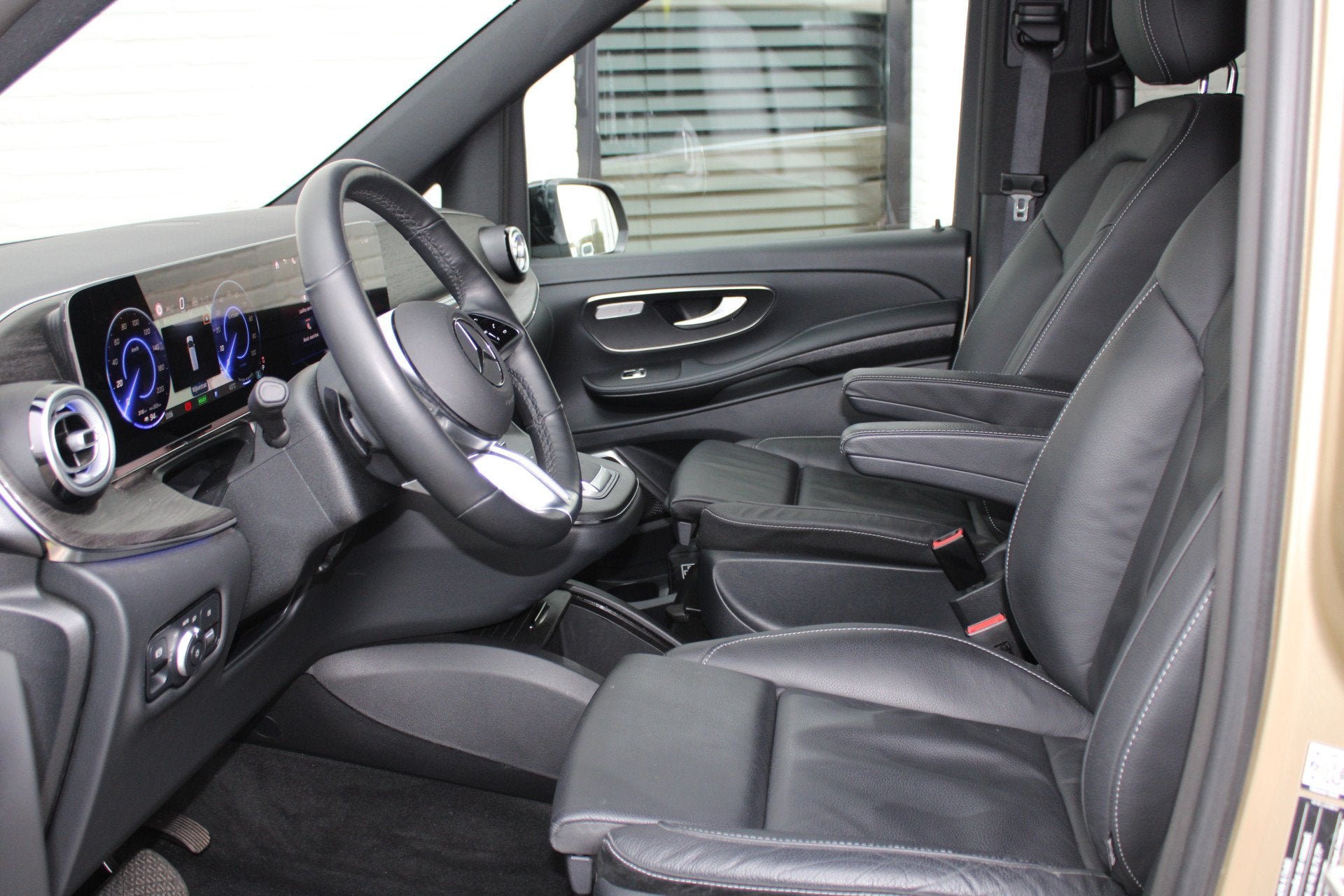Mercedes-Benz EQV 300 L2 / AMG / New Model / Luchtvering / 7, Auto's, Gebruikt, Overige kleuren, 2535 kg, 7 stoelen