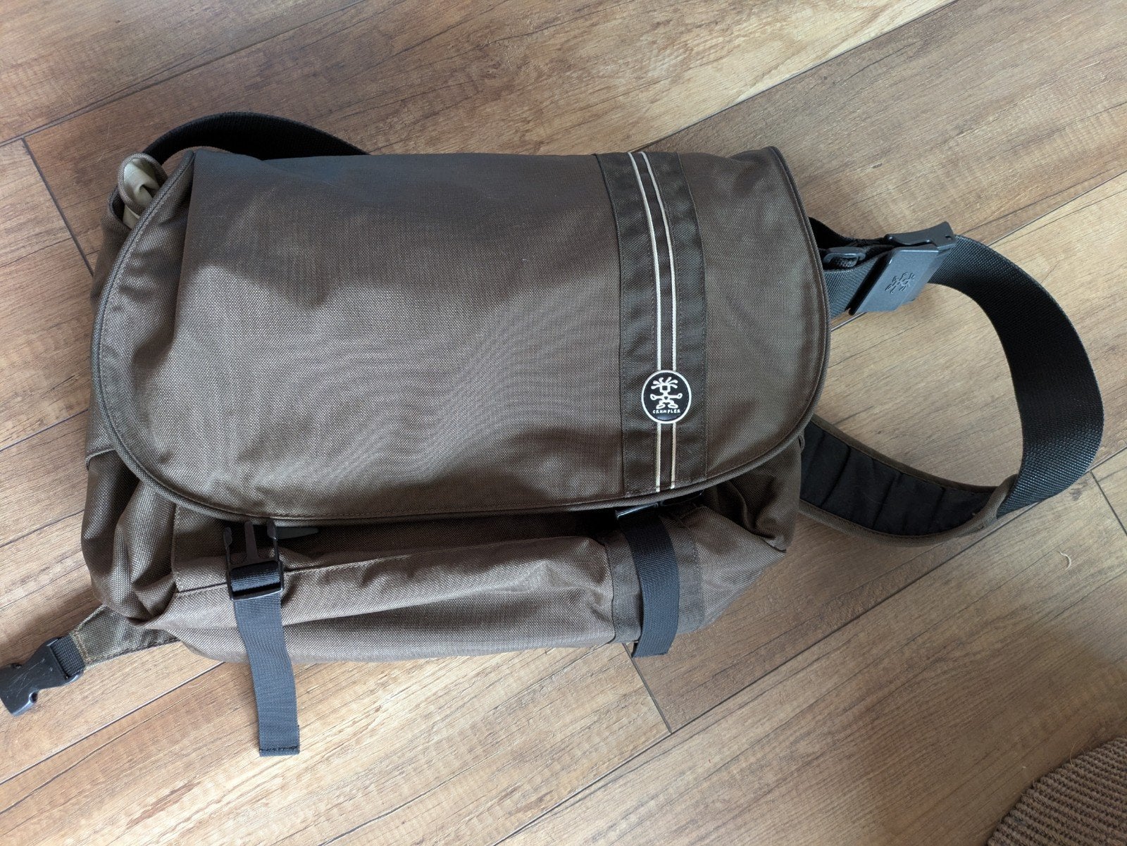Crumpler Schoudertas voor 15" laptop - Bruin - zeer netjes, Computers en Software, Ophalen, 15 inch, Zo goed als nieuw