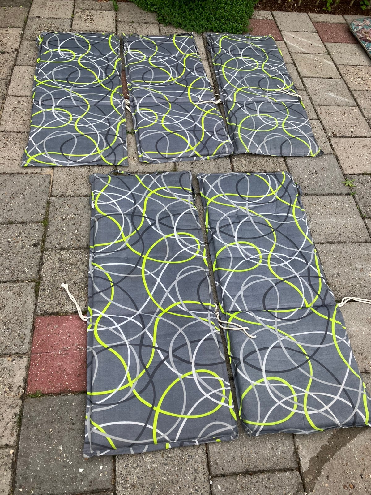 Gratis ophalen! Set van 5 tuinkussens grijs neon, Tuin en Terras, Tuinmeubel-accessoires, Ophalen, Gebruikt