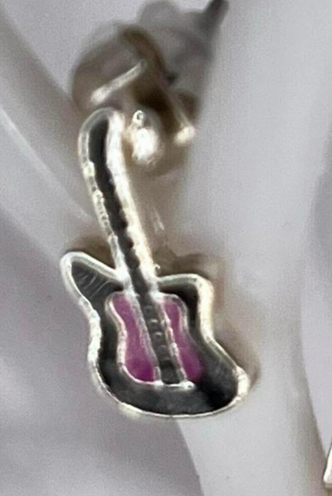 APARTE EN MOOIE ZILVERKLEURIGE GITAAR  OORBELLEN, Ophalen of Verzenden, Nieuw, Knopjes of Stekers