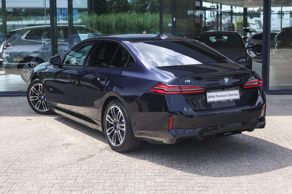 BMW i5 eDrive40 M Sport / Comfortstoelen / Comfort Access /, Auto's, BMW, Achterwielaandrijving, Gebruikt, Zwart, Met garantie (alle)