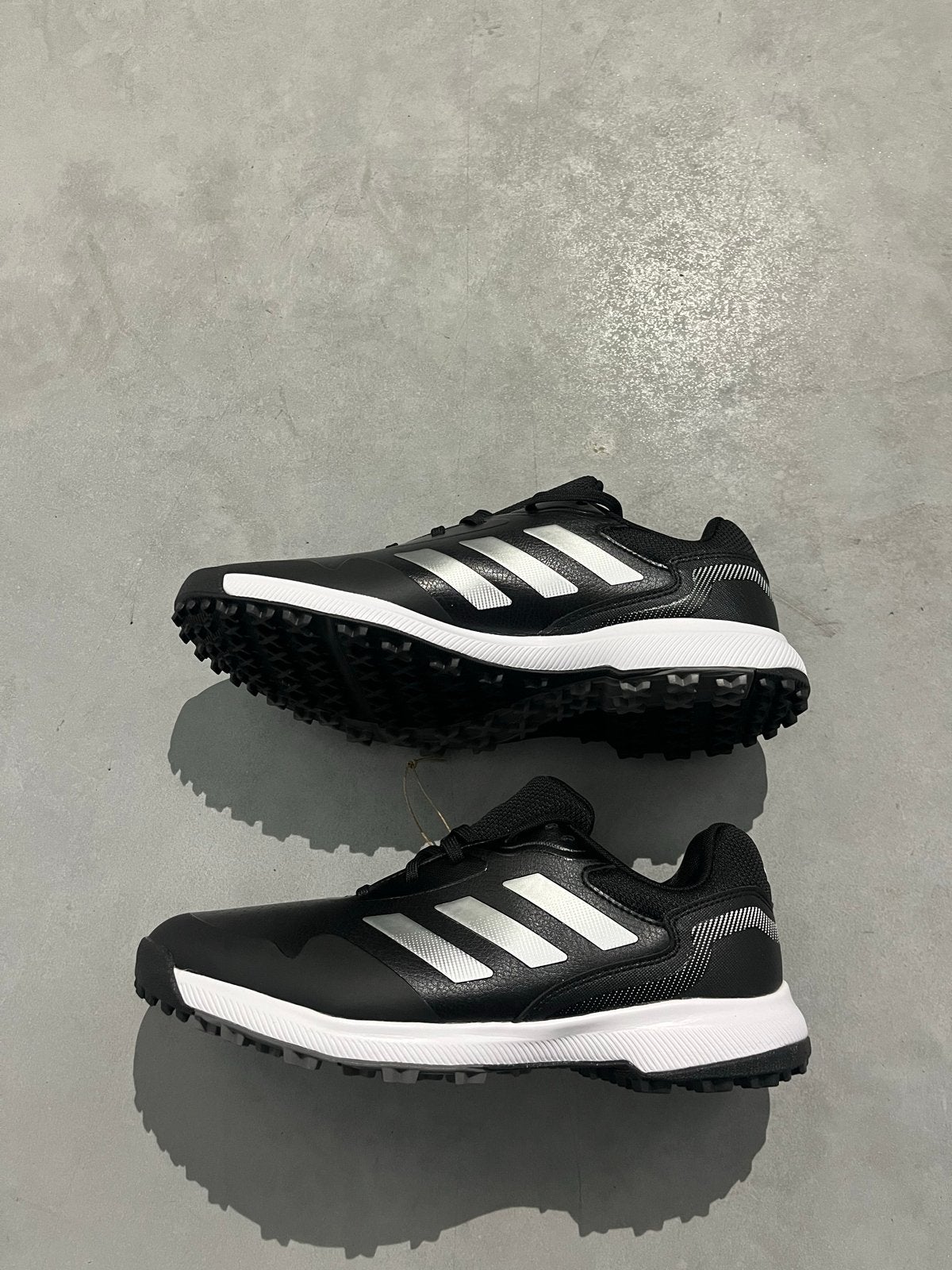 Nieuwe Adidas Hockeyschoenen Zwart/Wit - Maat 43 2/3, Sport en Fitness, Ophalen of Verzenden, Nieuw, Schoenen