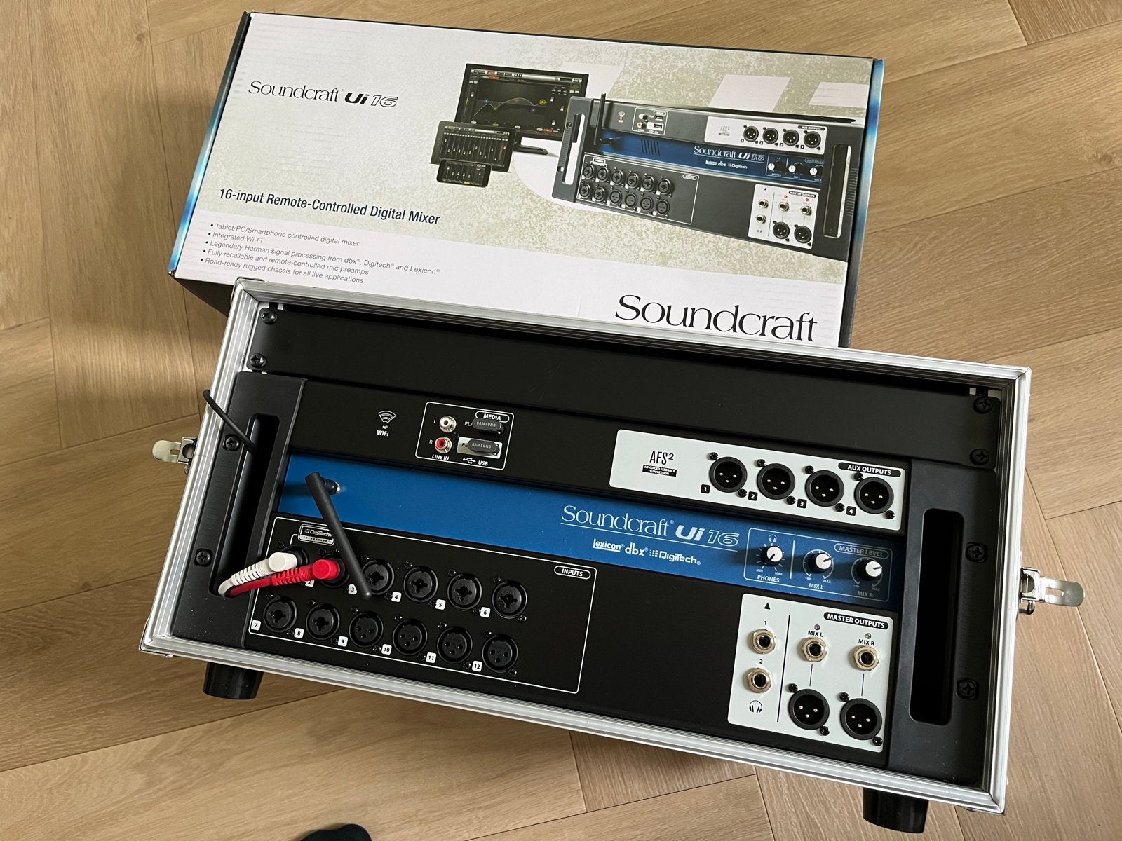 Soundcraft Ui16 digitale mixer in flightcase met power strip, Ophalen, Zo goed als nieuw, 10 tot 20 kanalen, Microfooningang