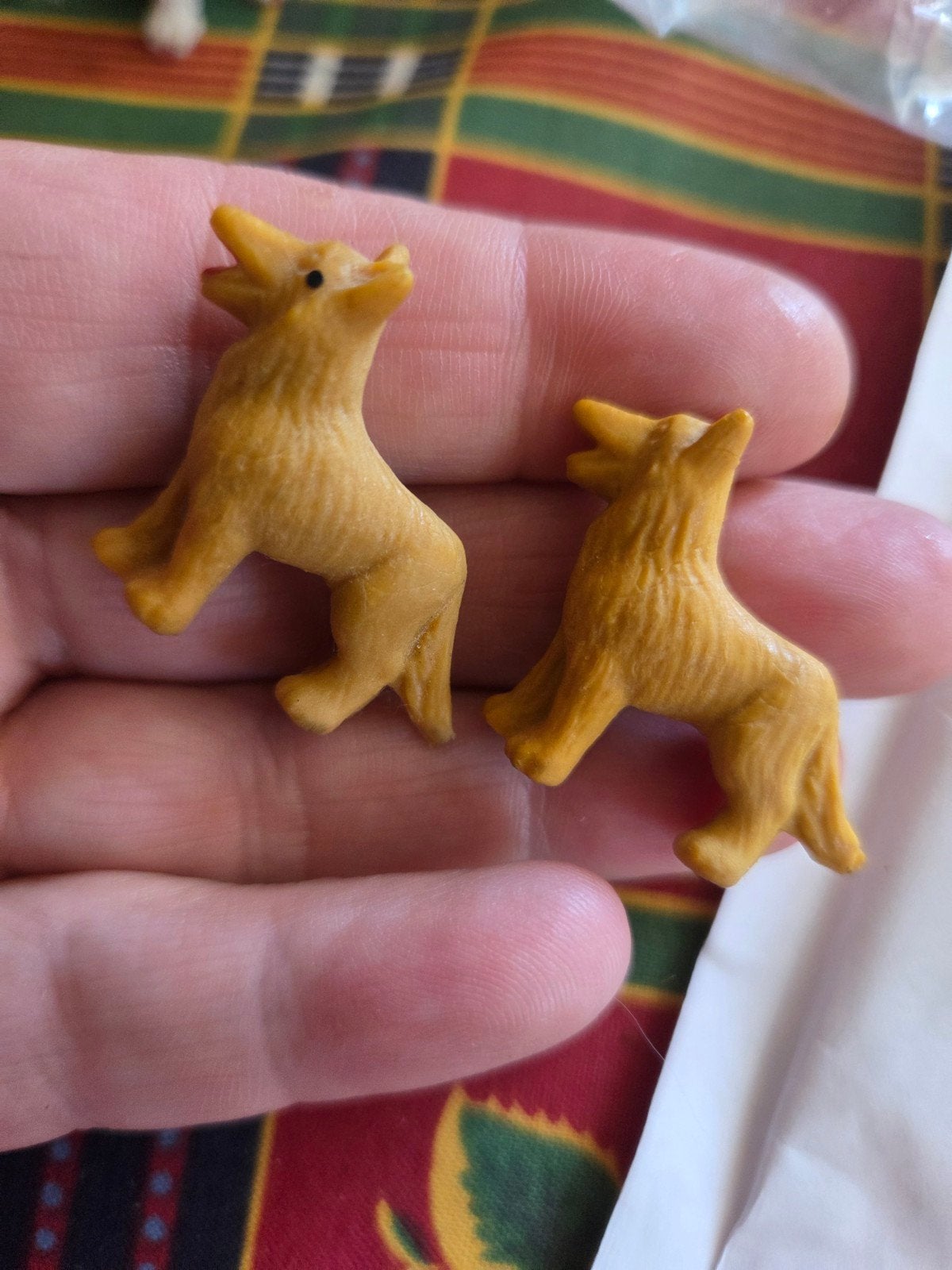 2 rubberen hondjes, Ophalen of Verzenden, Beeldje of Figuurtje