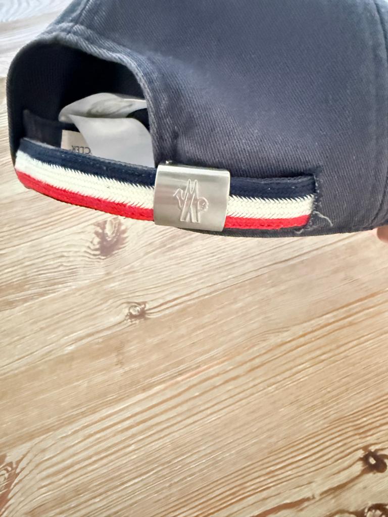 Origineel Moncler Pet - Donkerblauw met logo, Ophalen of Verzenden, Gedragen, One size fits all, Pet