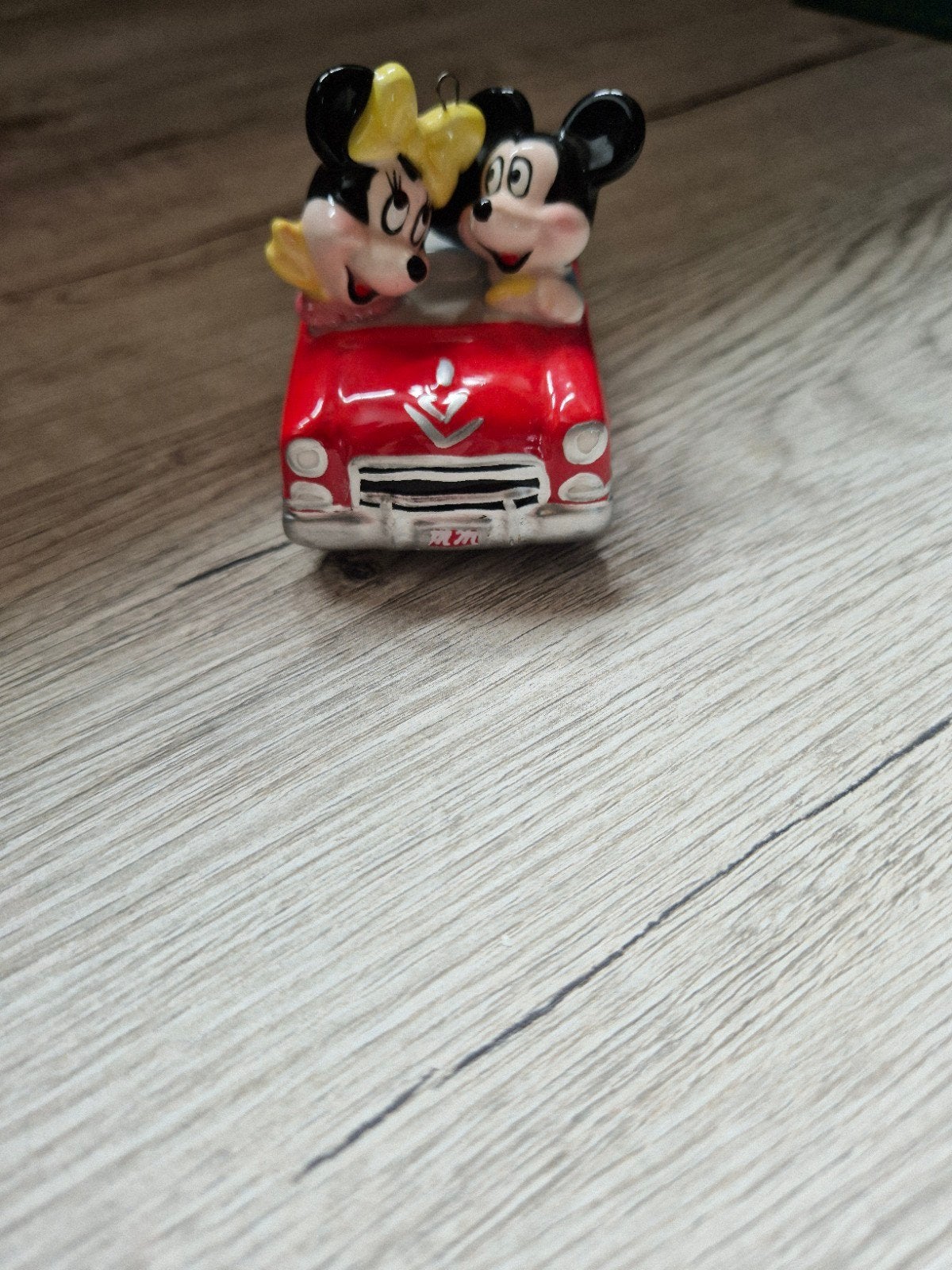 Mickey en Minnie Mouse in rode auto beeldje, Verzamelen, Ophalen of Verzenden, Mickey Mouse, Zo goed als nieuw, Beeldje of Figuurtje