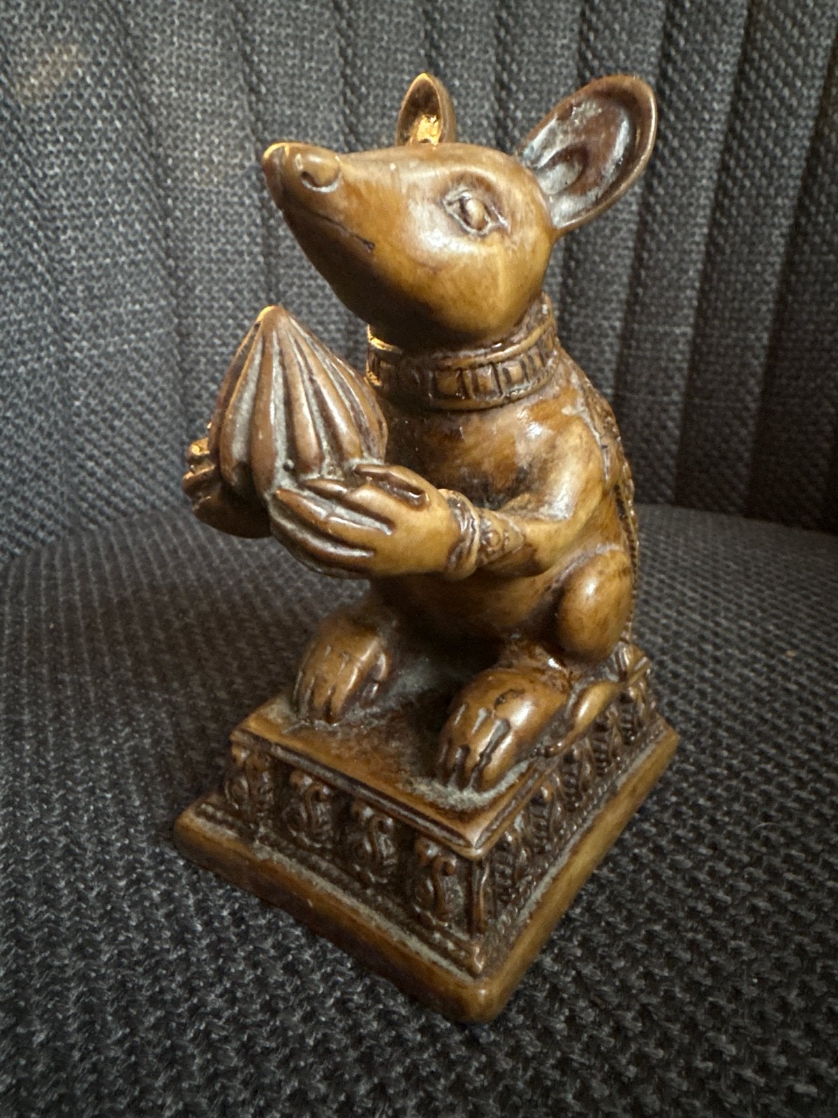 Uniek dpeksteenbeeldje van een muis met offergave, Antiek en Kunst, Ophalen of Verzenden