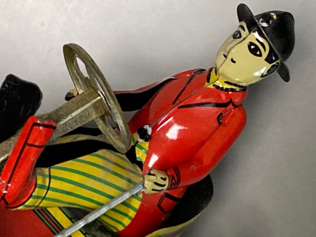 Paya - auto oldtimer met bestuurder