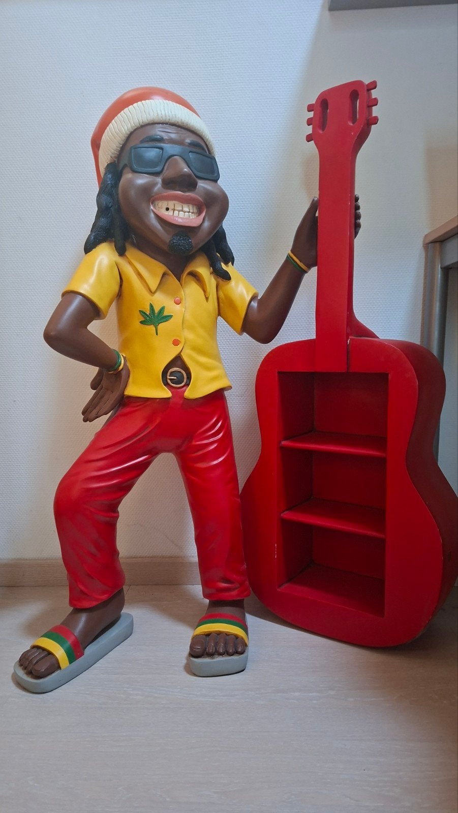 Uniek beeld Reggae Muzikant met Gitaar, 1 meter hoog., Ophalen, Meerkleurig, Overige stijlen, Kunststof