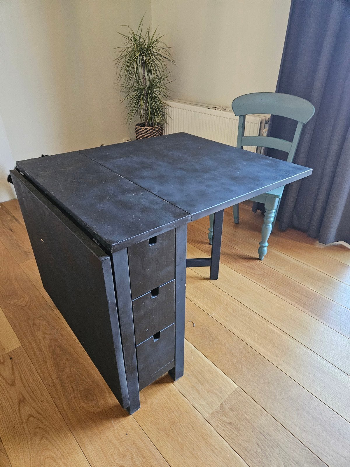 Zwarte inklapbare eettafel met lades, Huis en Inrichting, Tafels | Eettafels, Ophalen, Gebruikt, 100 tot 150 cm, Modern, Functioneel