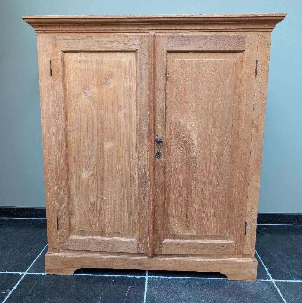 Foto 2 van Teakhouten kast met 2 deuren en 2 lades