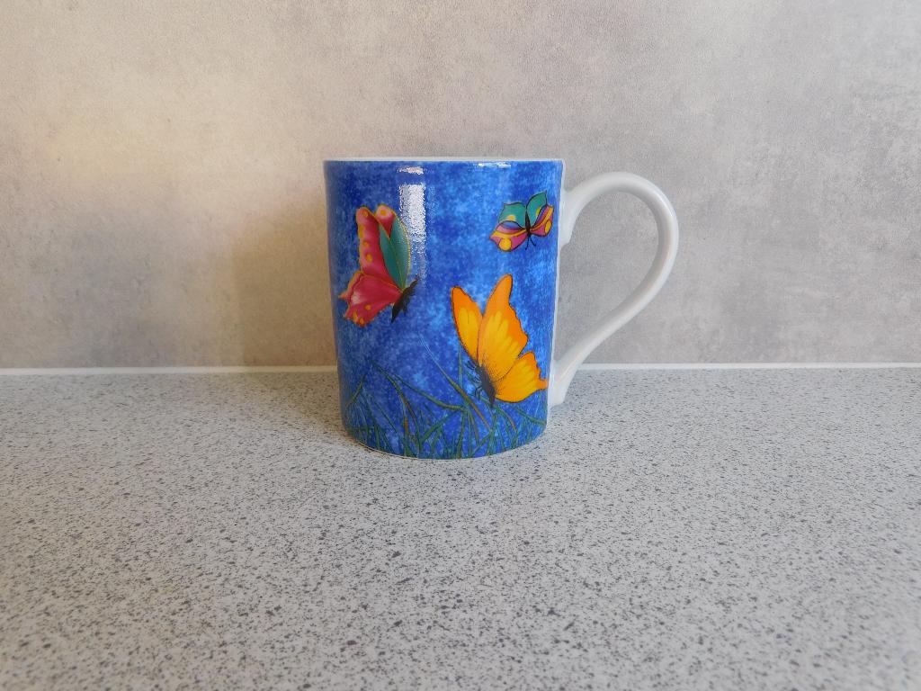 Mok 9x8 cm. Blauw Vlinders Könitz, Ophalen of Verzenden, Zo goed als nieuw, Overige stijlen, Kop(pen) en/of Schotel(s)