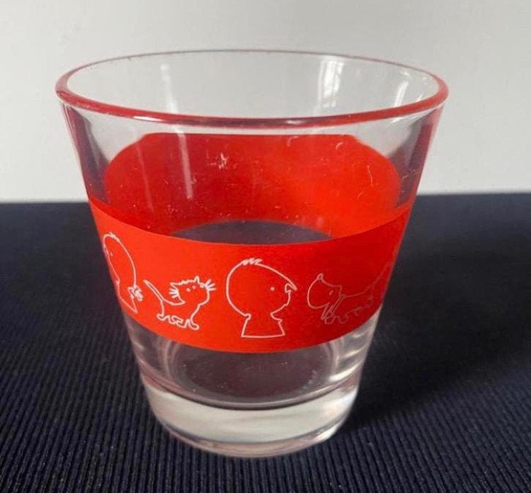 Glas met rode band: Jip Janneke Takkie Siepie. H. 8 cm., Ophalen of Verzenden, Zo goed als nieuw