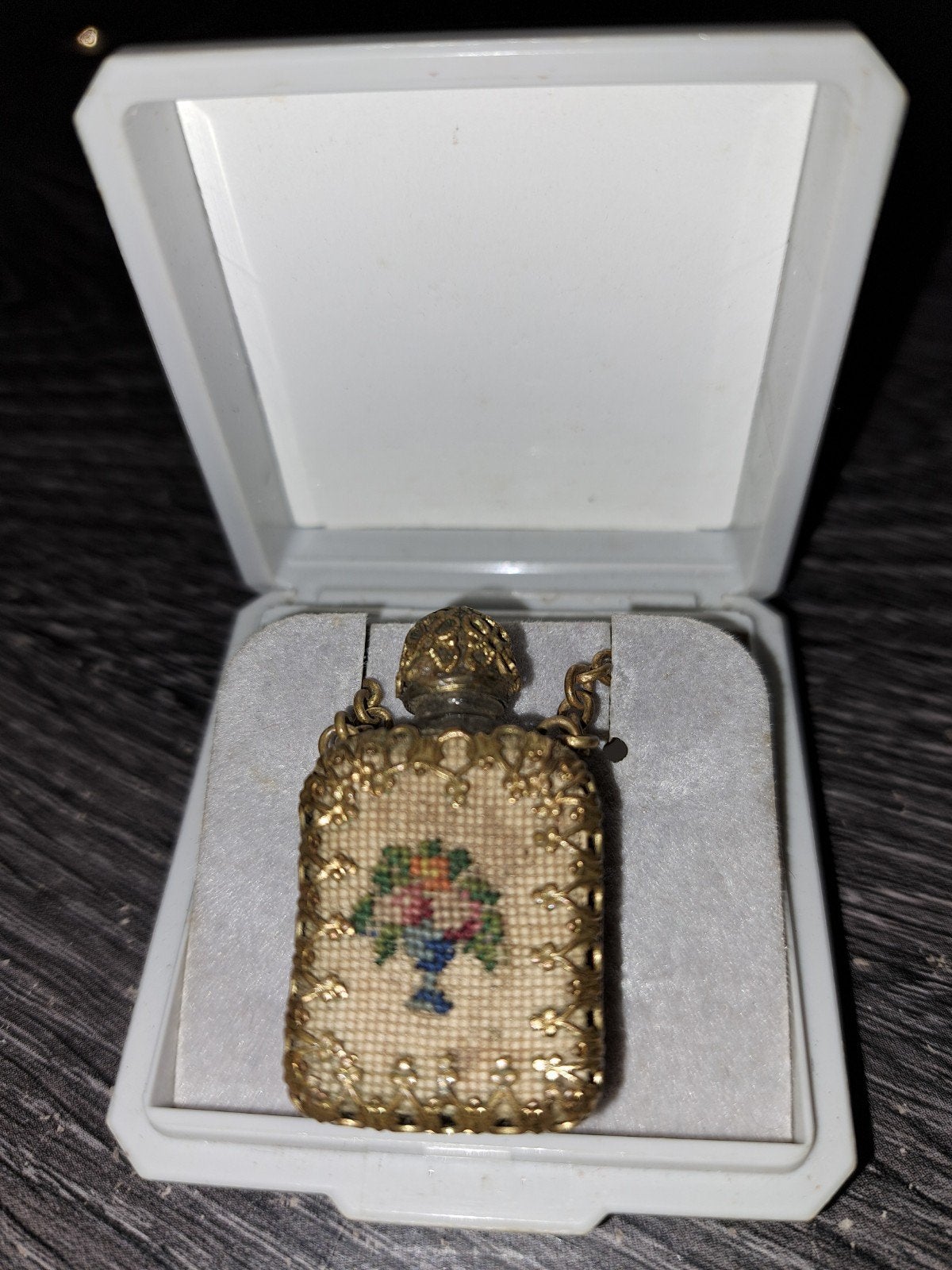 Vintage Broche met Geborduurd Flesje, Ophalen of Verzenden, Goud, Broche, Verguld