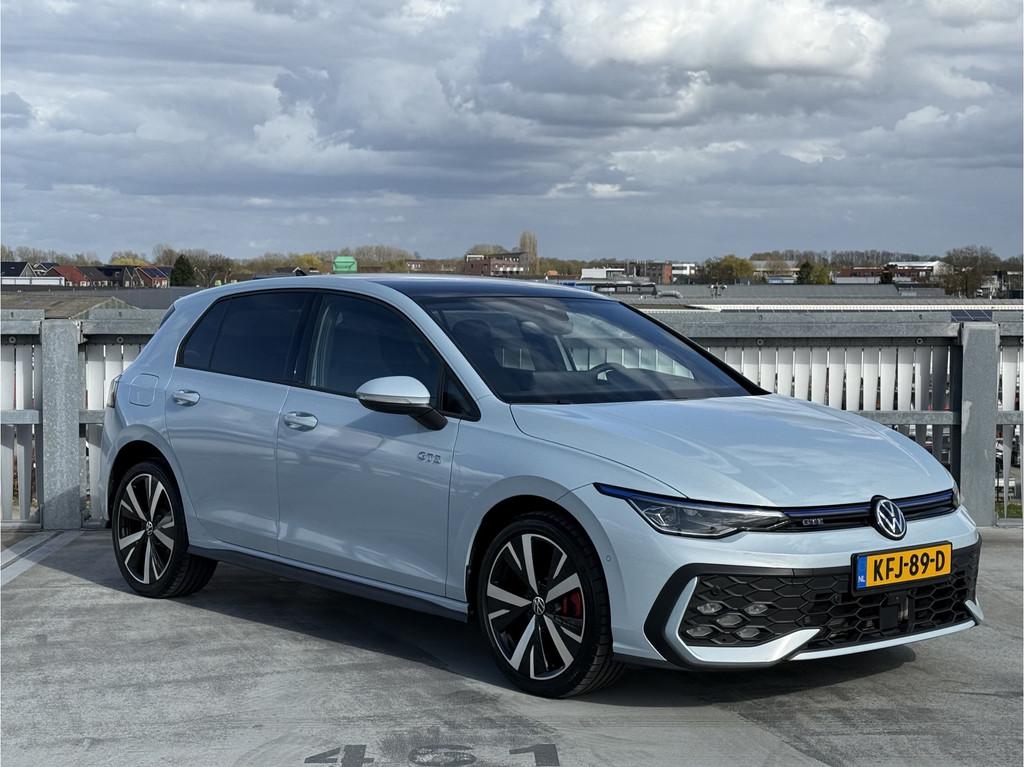 Volkswagen Golf 1.5 eHybrid GTE | Pano | IQ | 360° | HUD, 77 km/l, 4 cilinders, Blauw, Alcantara