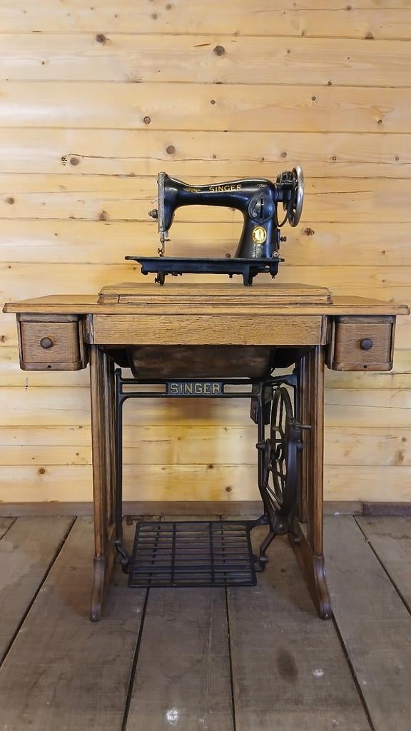 Antieke Singer naaimachine met onderstel, Ophalen