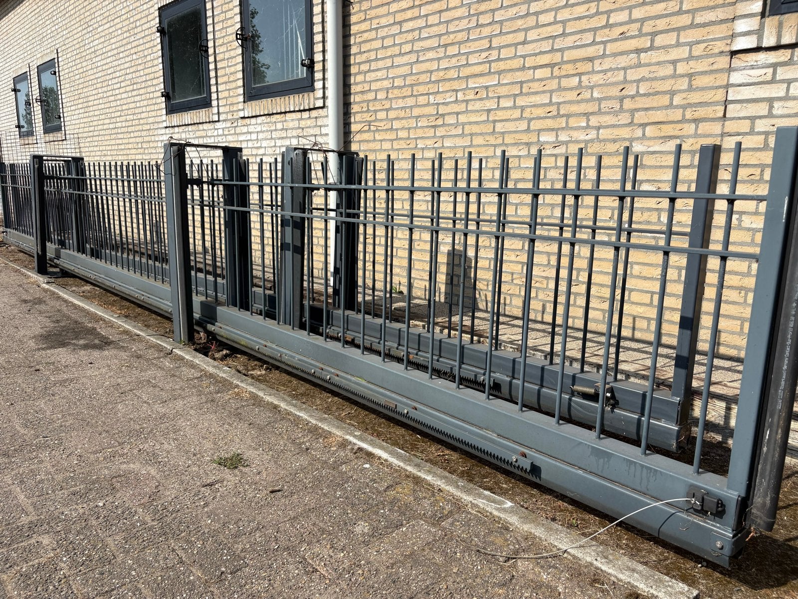 Hekwerk 2x 8,30m met staanders en poort, Ophalen, Met poort, Gebruikt, Spijlenhekwerk