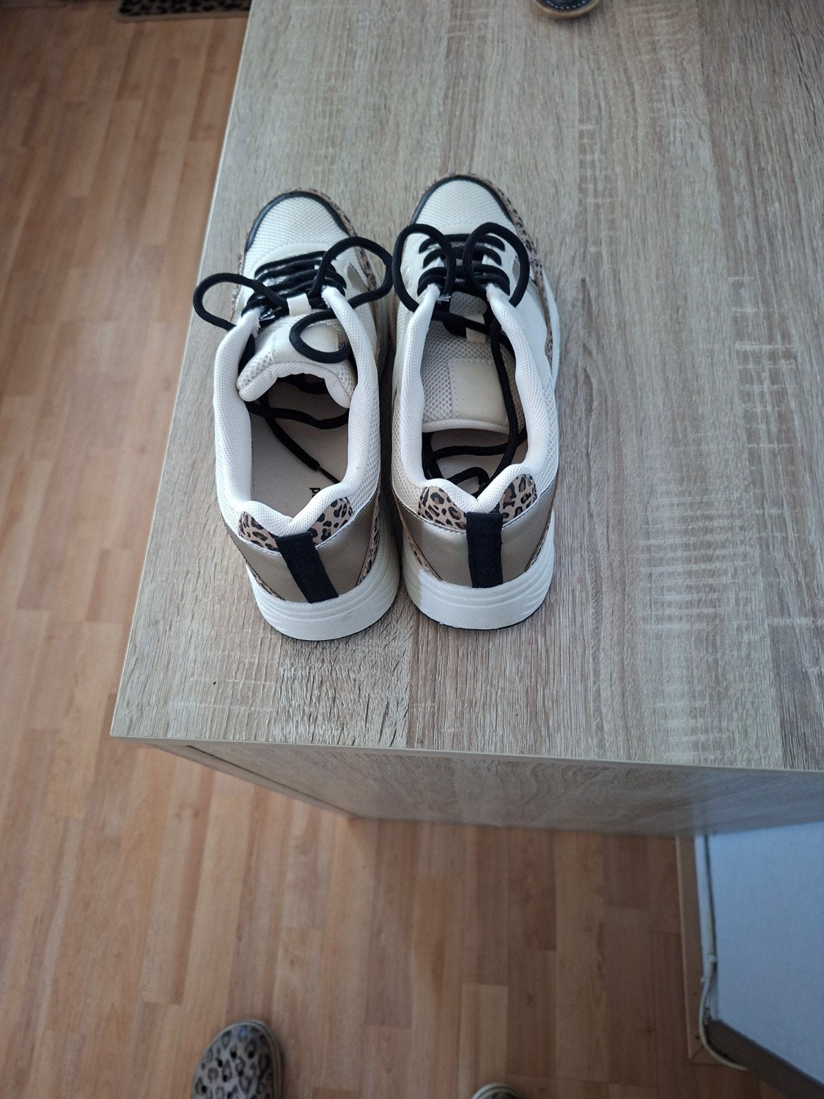 Te koop luipaard schoenen, Ophalen, Zo goed als nieuw, Sneakers of Gympen