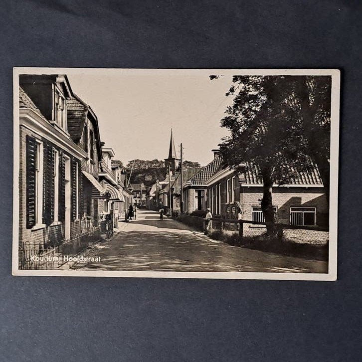 Fotokaart Koudum Friesland Zicht op de Hoofdstraat 1938, Ophalen of Verzenden, 1920 tot 1940, Gelopen, Friesland