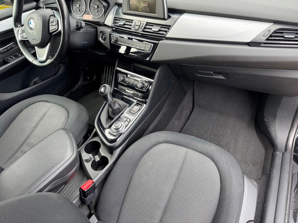 BMW 2-serie Active Tourer 218i Luxury *NETTE AUTO*, Auto's, Voorwielaandrijving, Met garantie (alle), Zwart, Bedrijf