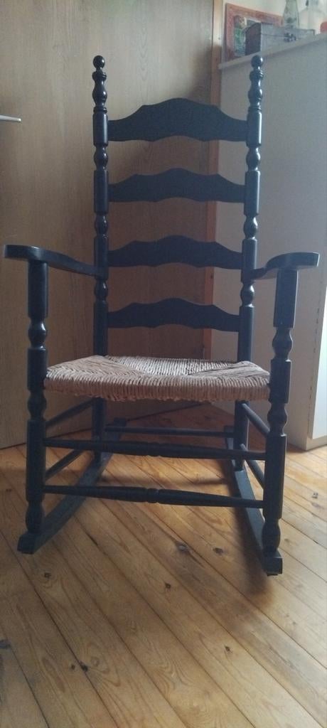 Zwarte houten schommelstoel met rieten zitting, Huis en Inrichting, Stoelen, Gebruikt, Zwart, Eén, Hout