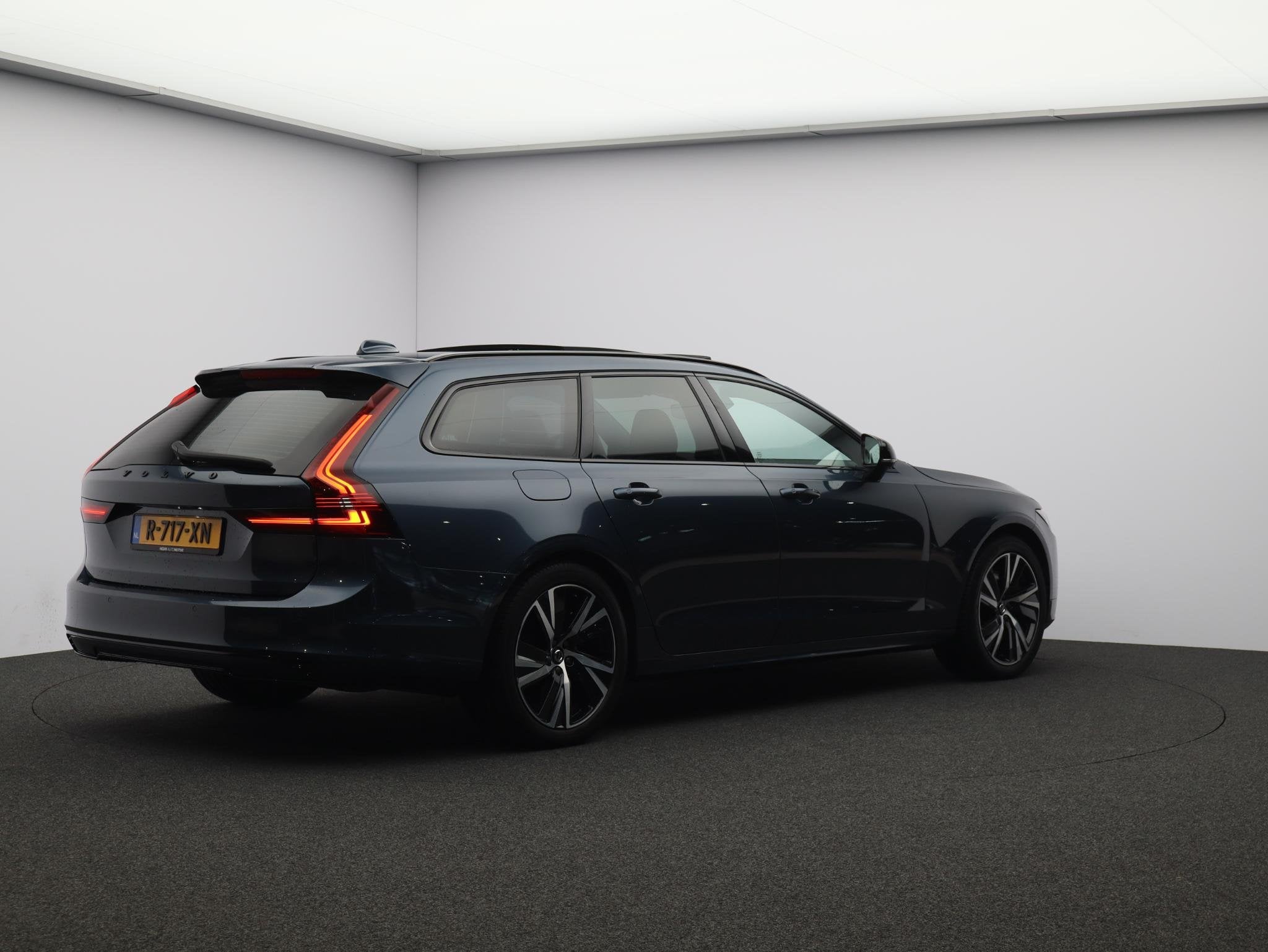 Volvo V90 2.0 T6 Plug-in hybrid AWD Ultimate Dark Panorama d, Automaat, 4 cilinders, Blauw, 180 min