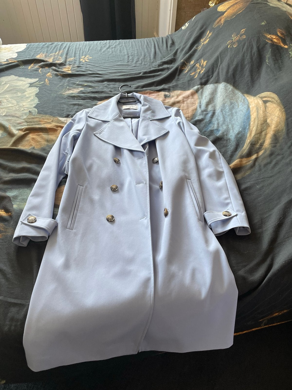 Modström Hiro Jacket - Lichtblauwe Trenchcoat Maat L, Ophalen of Verzenden, Zo goed als nieuw, Maat 42/44 (L), Blauw