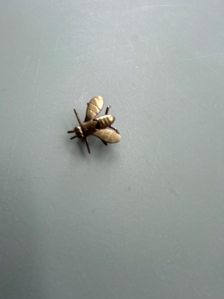 Antieke Broche in de vorm van een bij-tje, Ophalen, Koper, Minder dan 4 cm, Zo goed als nieuw