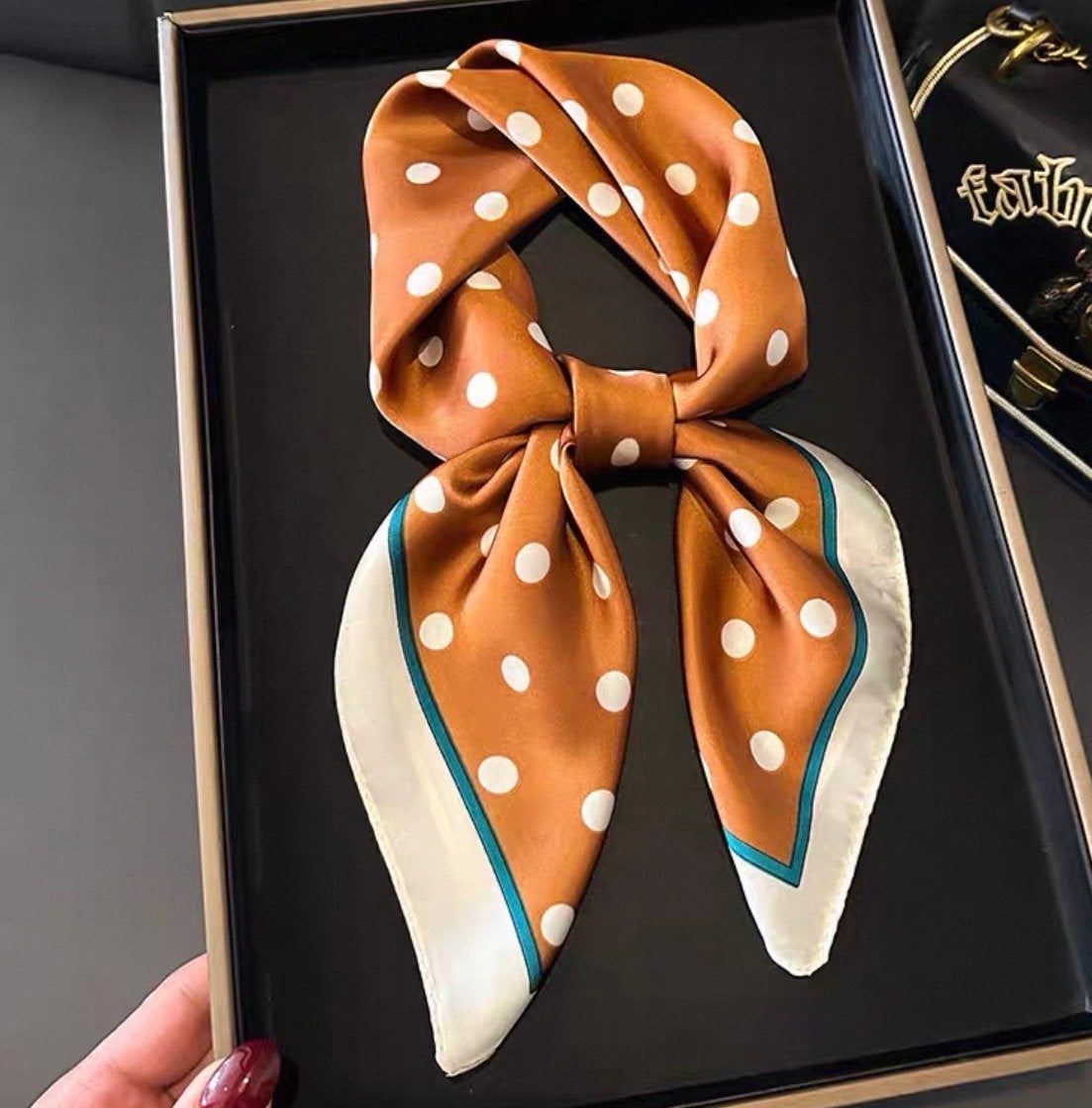 Leuke caramelkleurige sjaal met polkadots - 70cm, Verzenden, Nieuw, Sjaal