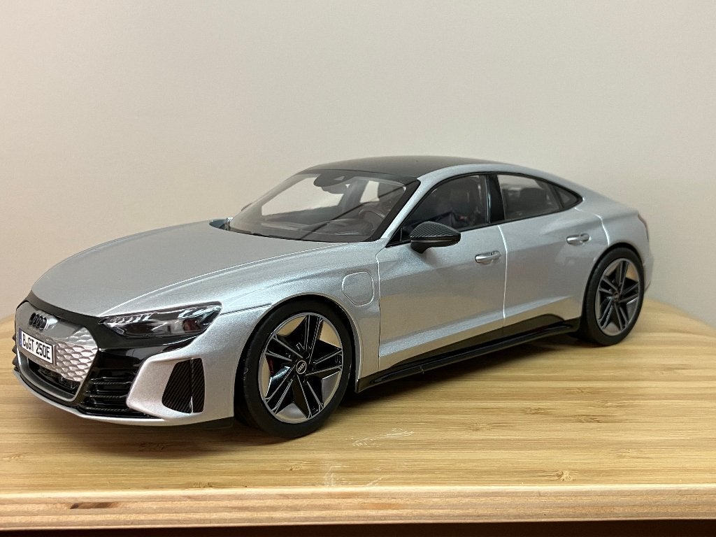 Audi RS e-tron GT van 2021  zilver  1/18 Norev, Ophalen of Verzenden, Nieuw, Auto, Norev