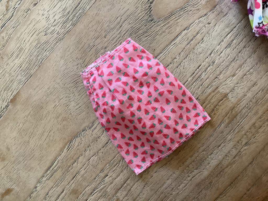 Barbie rokje aardbei, Ophalen of Verzenden, Gebruikt, Kleertjes