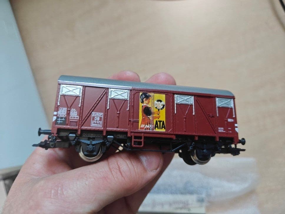 Märklin DB gesloten goederenwagon met ATA reclame, Wisselstroom, Gebruikt, Wagon, Ophalen of Verzenden