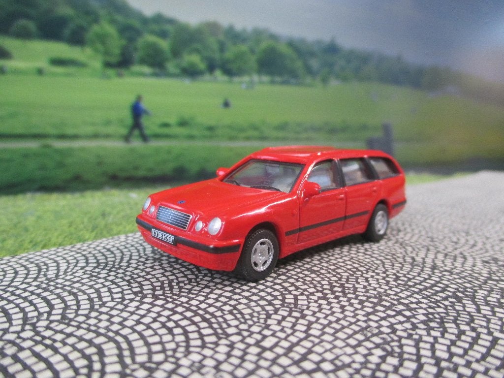 1:64 Mercedes Benz S210 E-Klasse Tourist, Hobby en Vrije tijd, Ophalen of Verzenden, Gebruikt, Auto