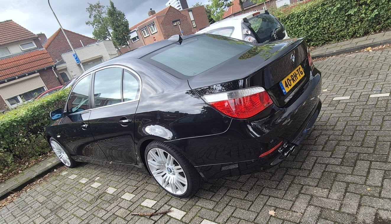 BMW 5-Serie 2.5 I 525 AUT Goed onderhouden !!, Automaat, Zwart, 2497 cc, 2000 kg