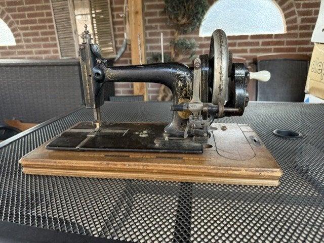 Te koop ouderwetse naaimachine, Ophalen
