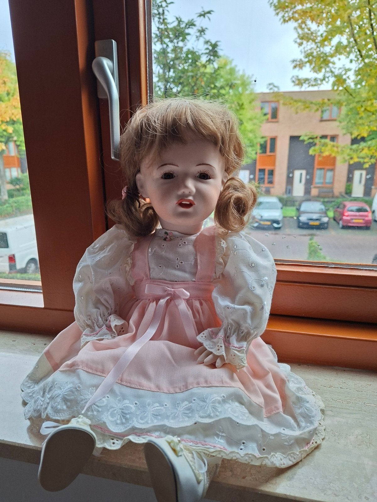 Vintage porseleinen pop in roze jurk, Ophalen of Verzenden, Zo goed als nieuw, Pop