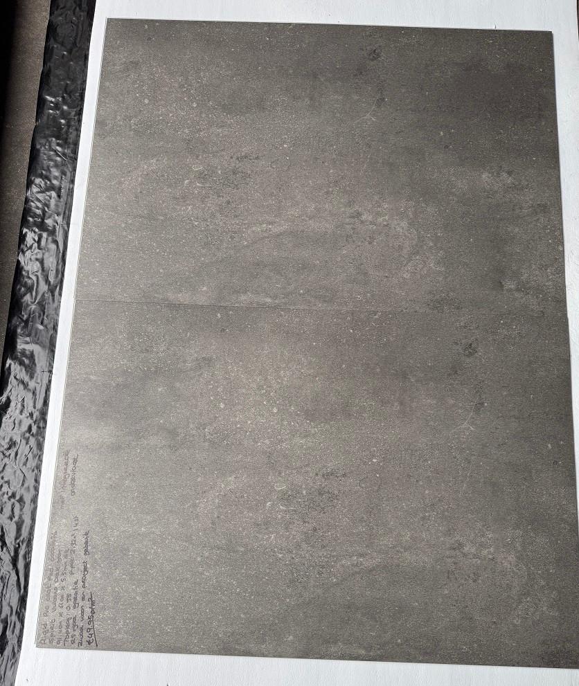 60m2 Groote Plak Pvc tegel Vulcano grey 91cm X 60cm = €930, Huis en Inrichting, Stoffering | Vloerbedekking, Nieuw, Groote Plak Pvc vloer beton grijs - Dry back