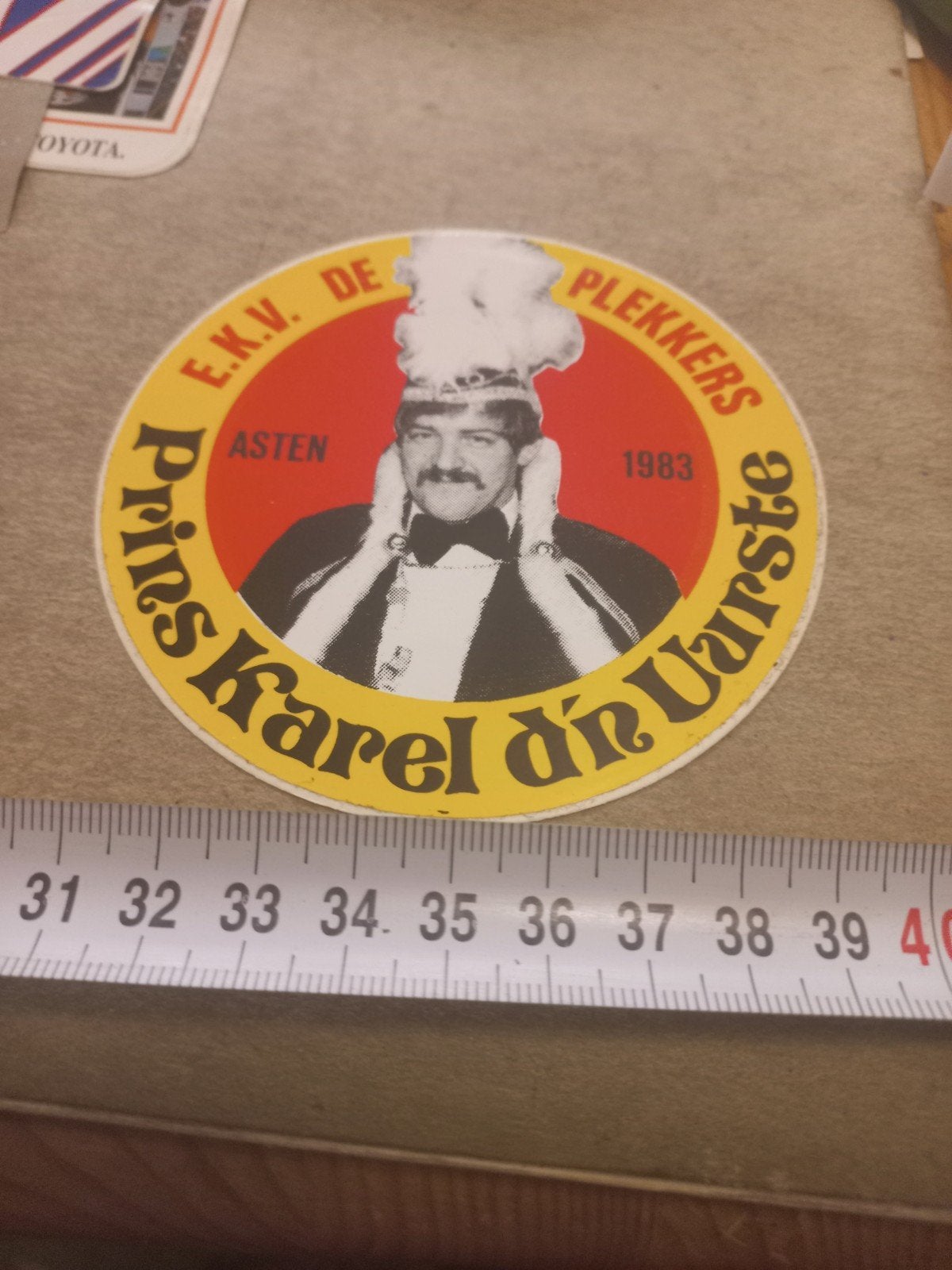 Vintage Carnaval Sticker E.K.V. De Plekkers Asten 1983, Ophalen of Verzenden
