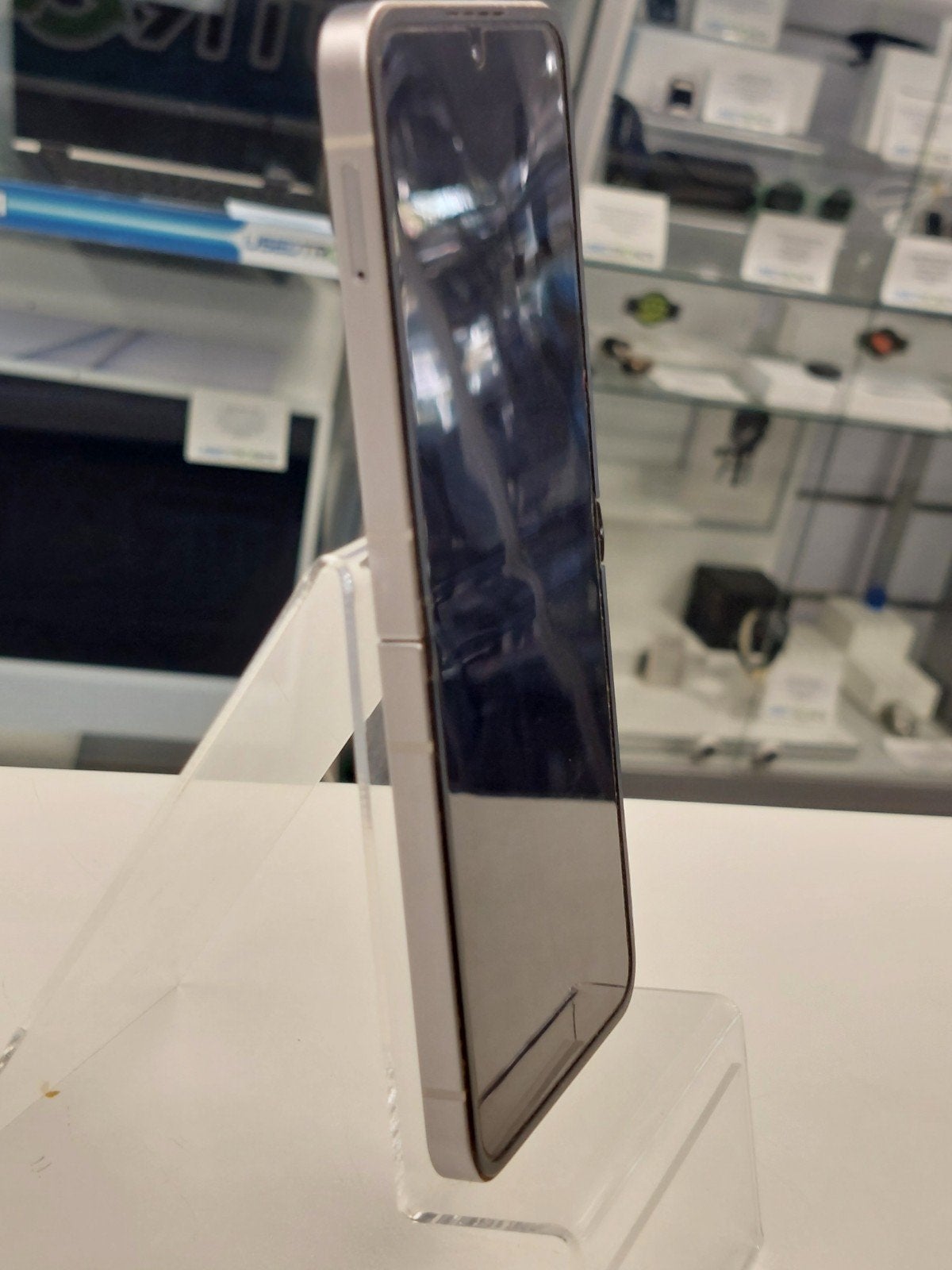 Foto 3 van Samsung Galaxy Z Flip6 - 256GB met lichte beschadiging